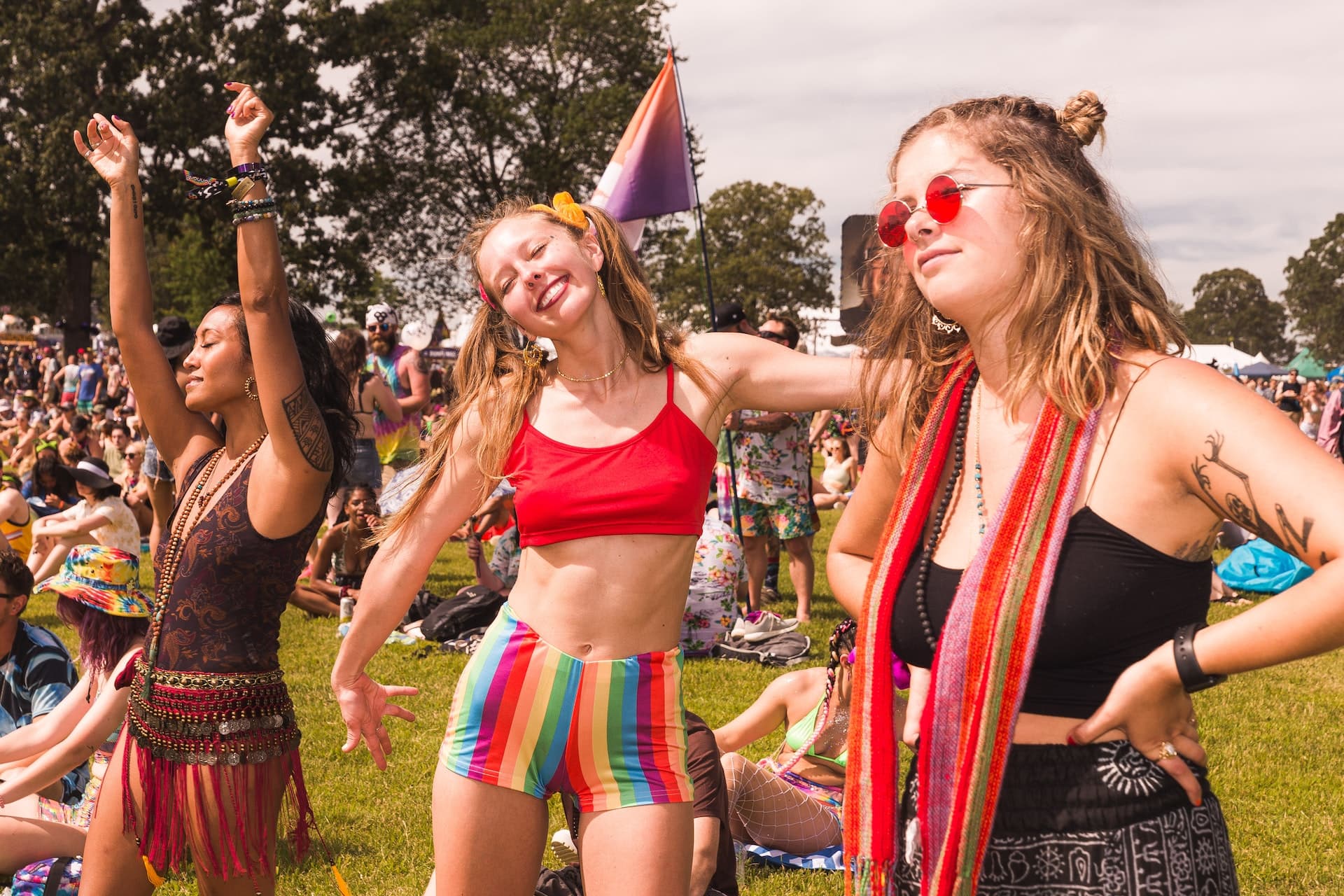 Drei Frauen im Sommer auf einem Festival am feiern